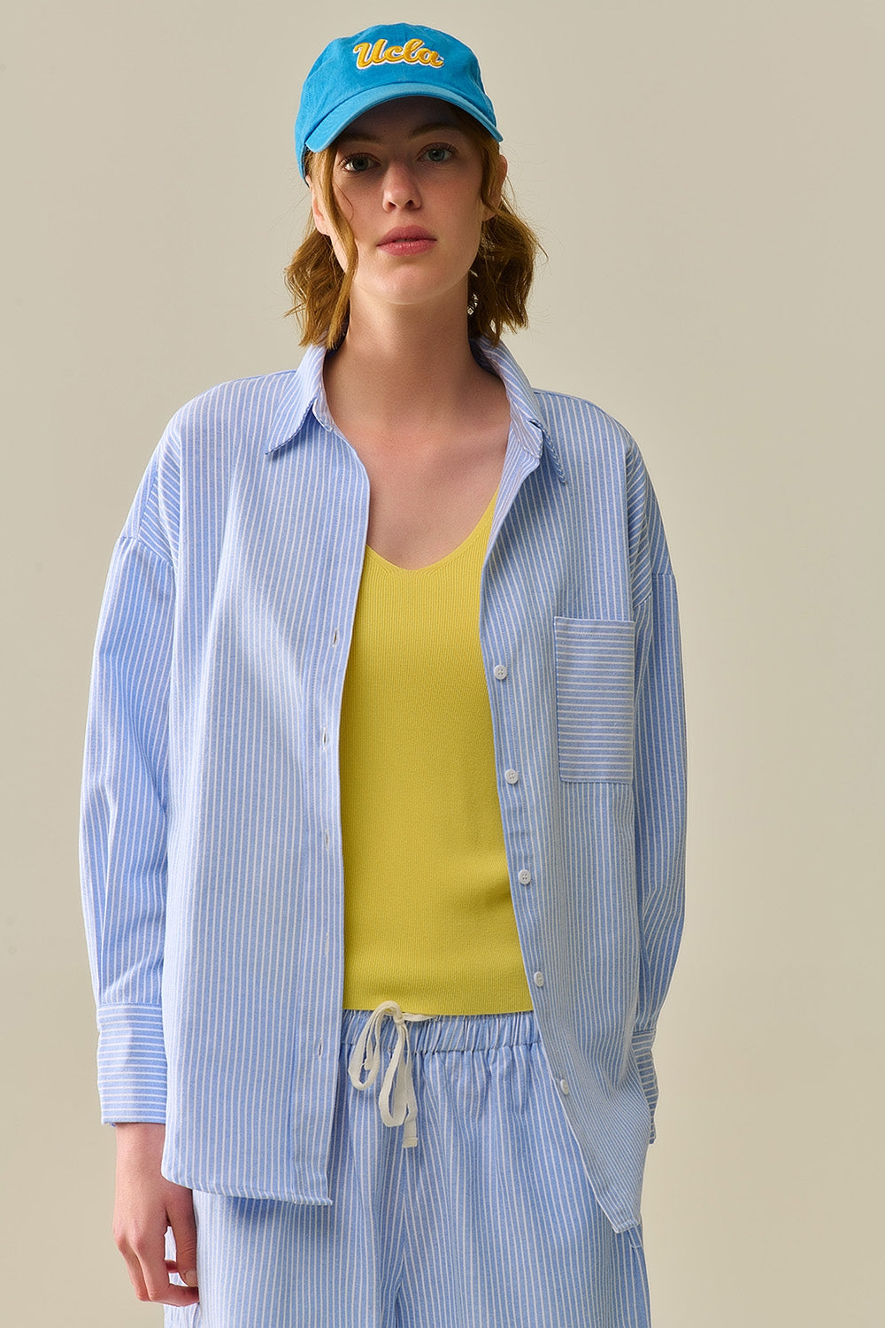 Q2 Camicia A Righe Bianche Con Bottoni In Blu