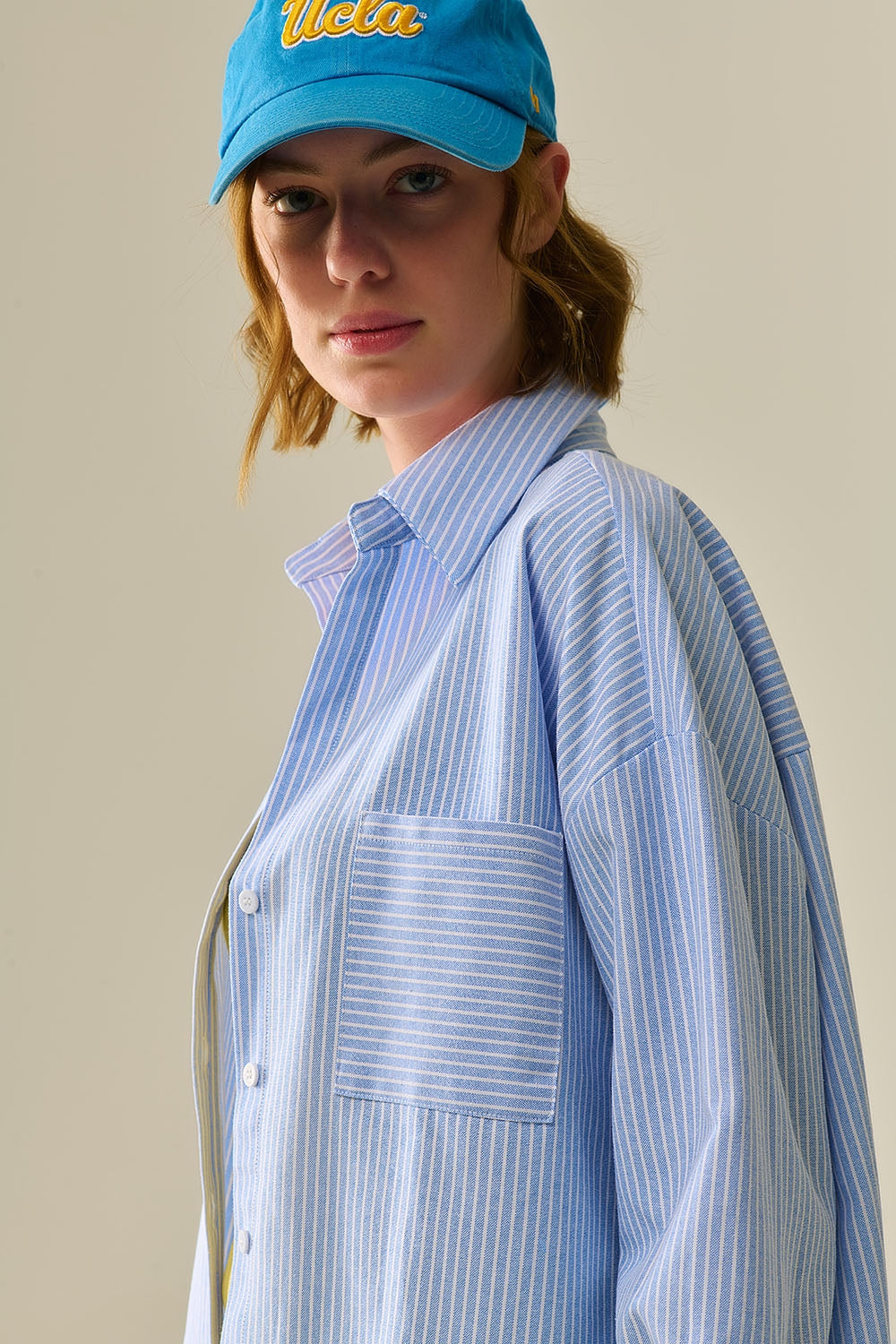 Camicia A Righe Bianche Con Bottoni In Blu