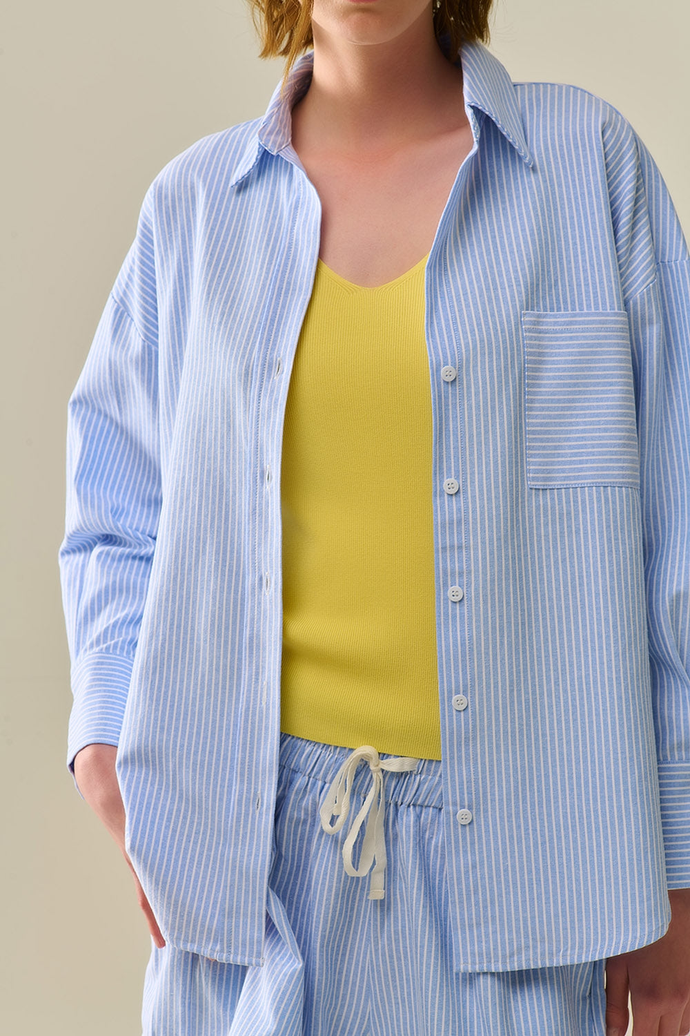 Camicia A Righe Bianche Con Bottoni In Blu