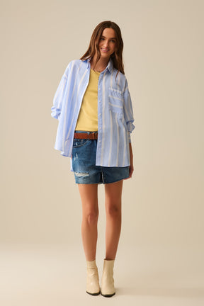 Camicia a righe blu e bianca dal taglio rilassato con cravatta sul retro