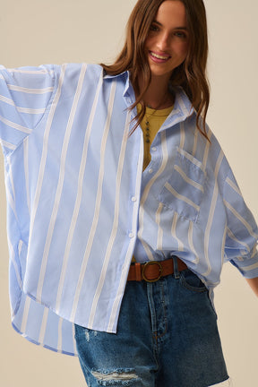 Camicia a righe blu e bianca dal taglio rilassato con cravatta sul retro