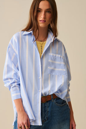 Camicia a righe blu e bianca dal taglio rilassato con cravatta sul retro