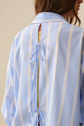 Camicia a righe blu e bianca dal taglio rilassato con cravatta sul retro