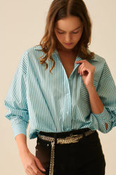 Q2 Camicia a righe oversize a vita alta con tasca sul petto in nero e blu