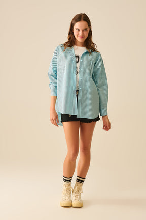 Camicia a righe oversize a vita alta con tasca sul petto in nero e blu