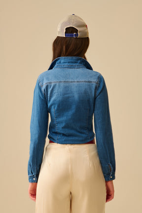 Camicia aderente in denim stretch con tasche sul petto
