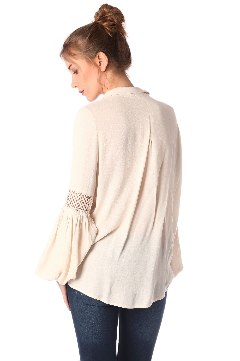 Camicia beige in modello a a portafoglio drappeggiata sul davanti