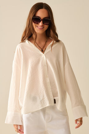 camicia bianca oversize con fiocco sul retro