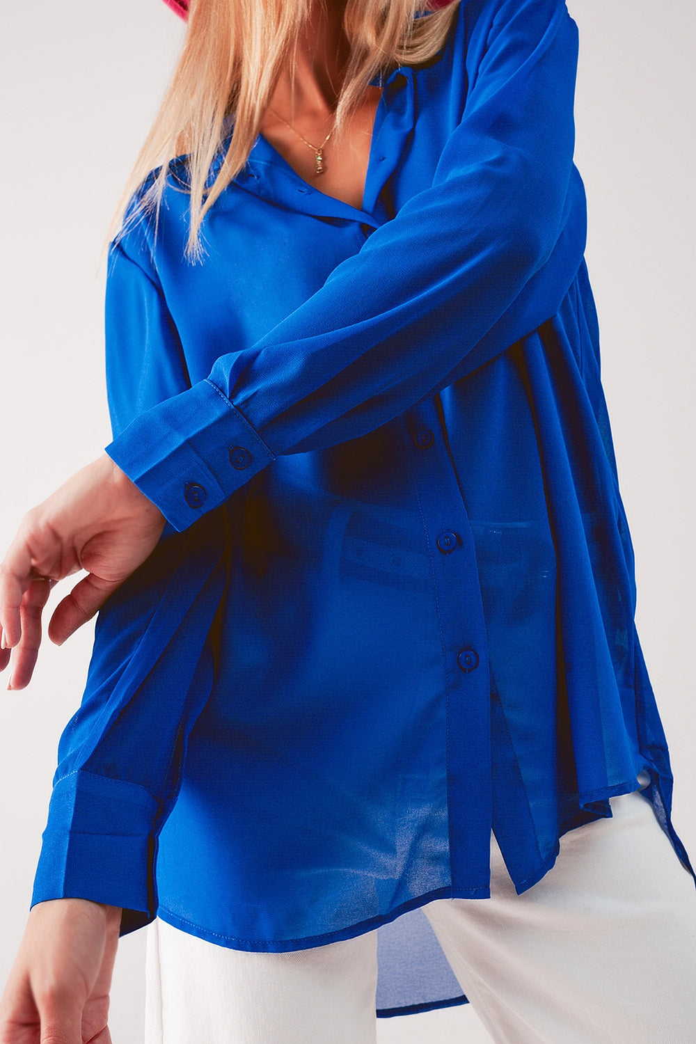 Camicia blu in chiffon trasparente