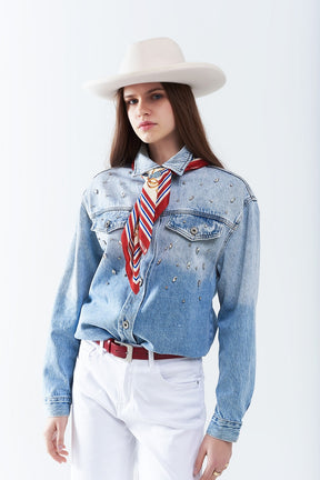 camicia di jeans lavata con tasche sul petto e dettagli ricamati in strass