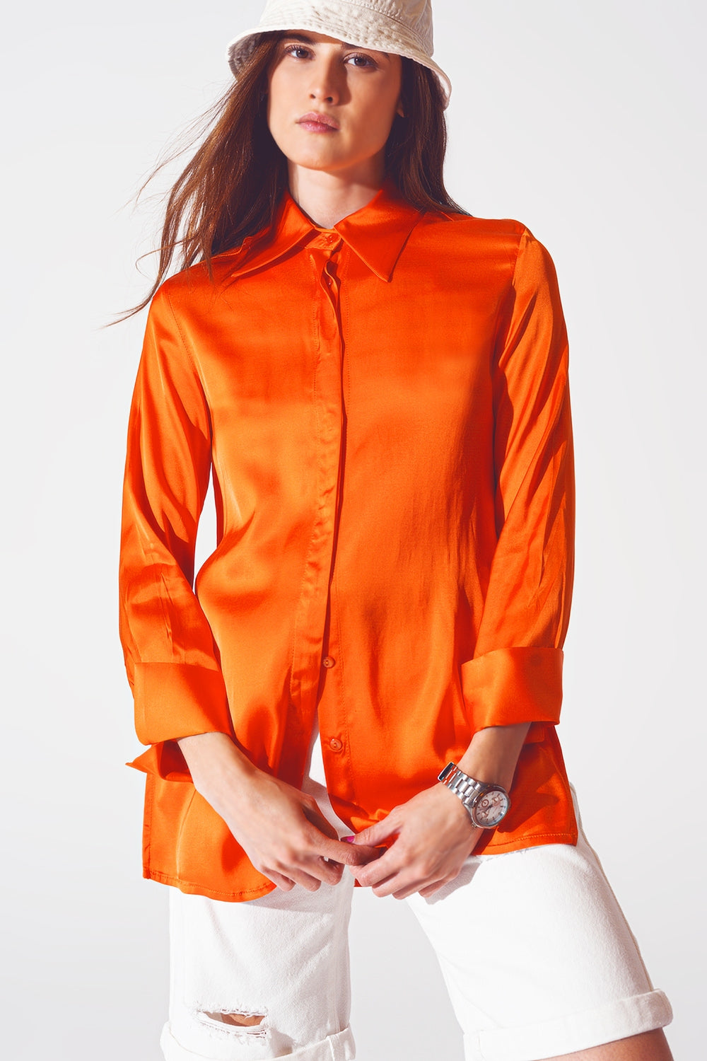 Camicia di raso arancio con spacco sui polsini