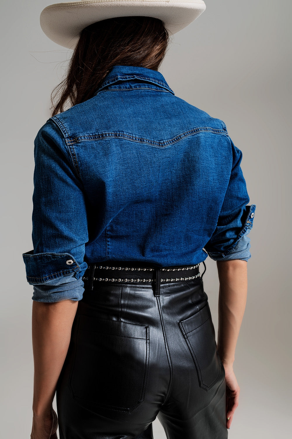 Camicia in denim aderente con dettagli grafici neri con strass