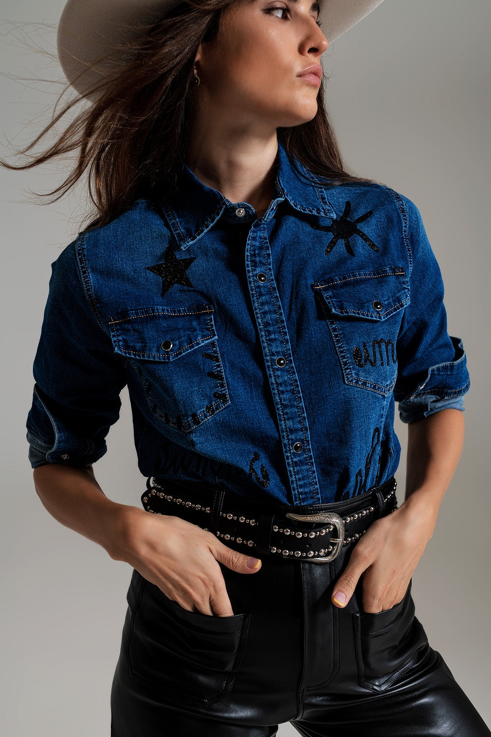 Q2 Camicia in denim aderente con dettagli grafici neri con strass