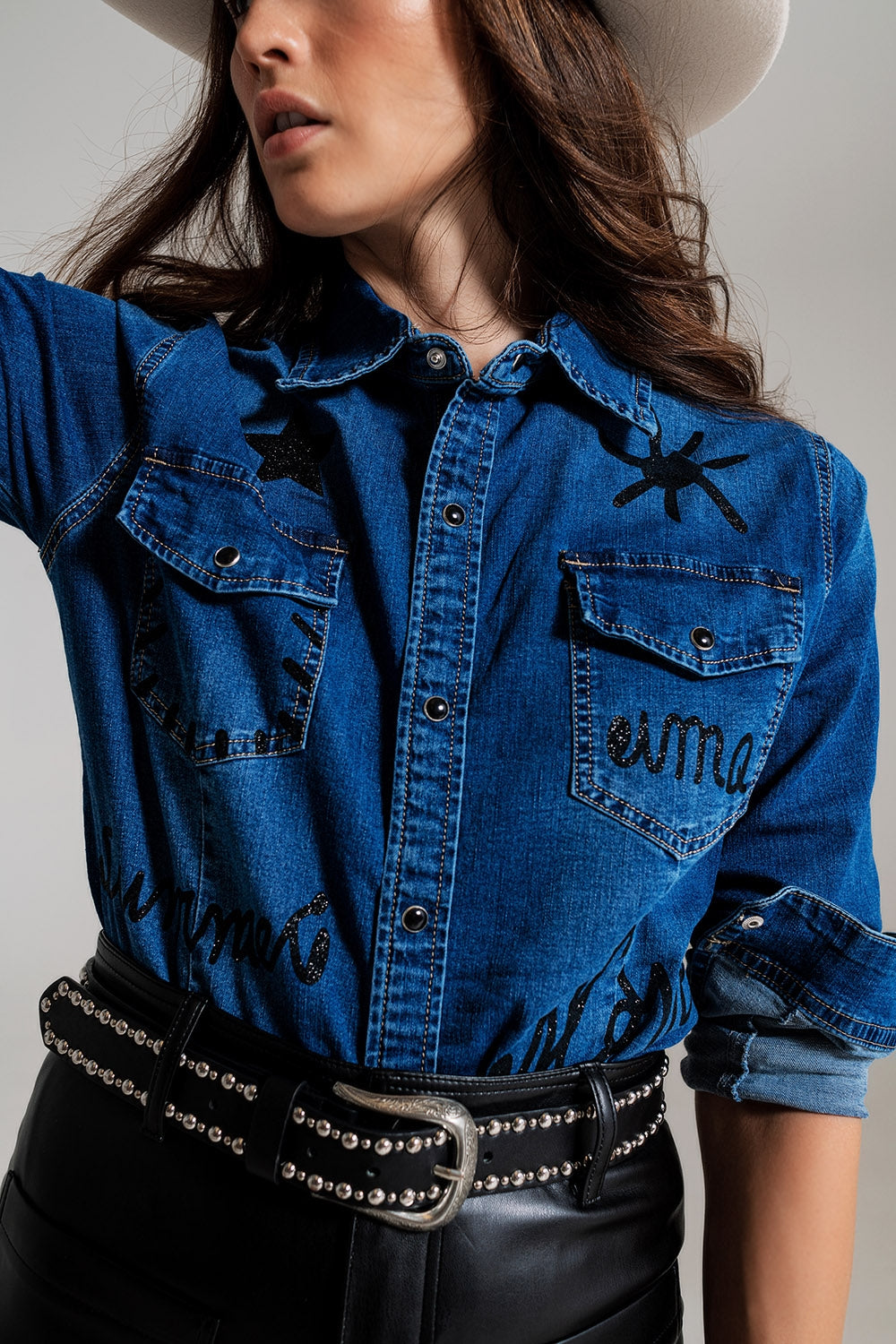 Camicia in denim aderente con dettagli grafici neri con strass