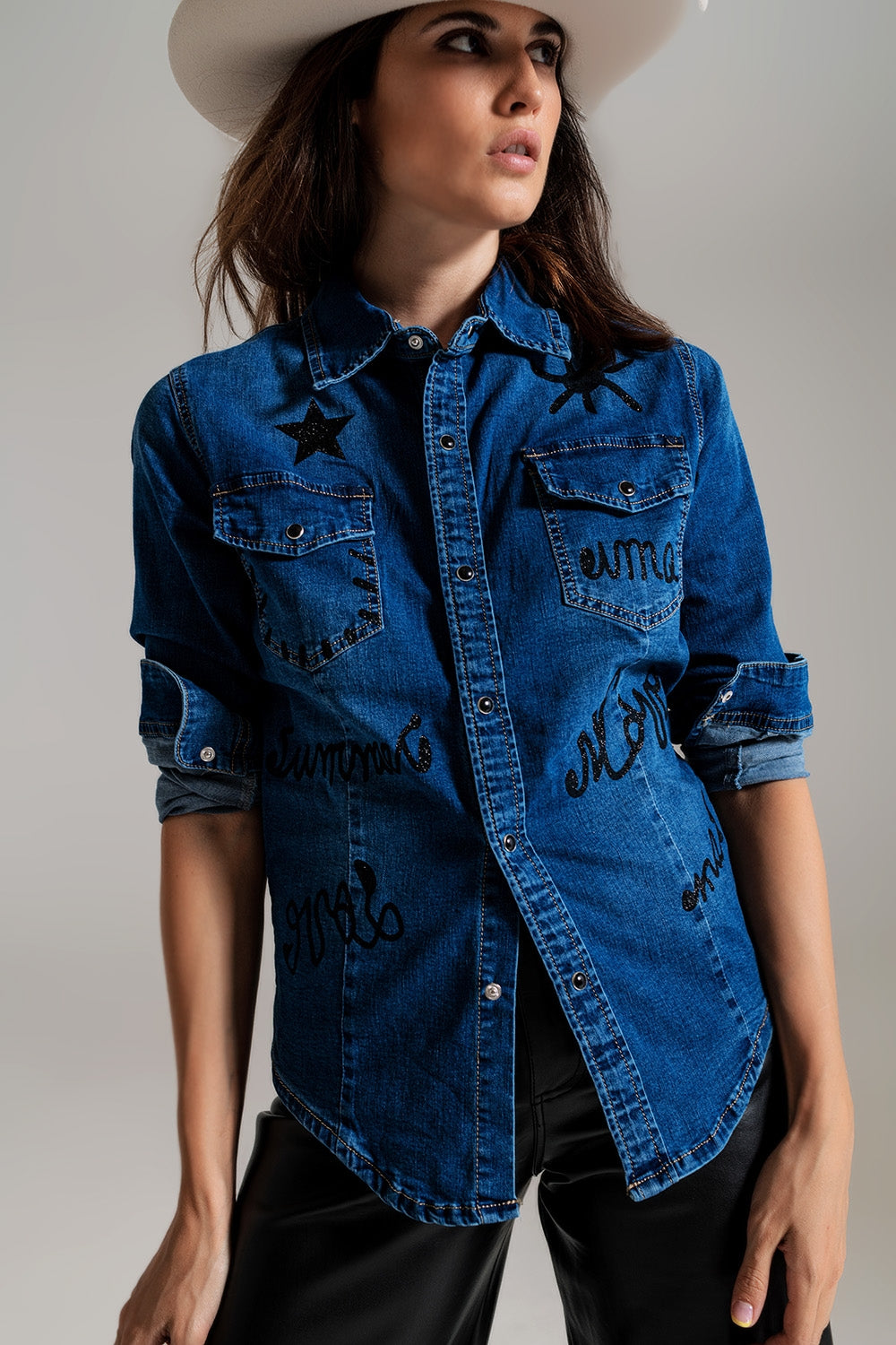 Camicia in denim aderente con dettagli grafici neri con strass