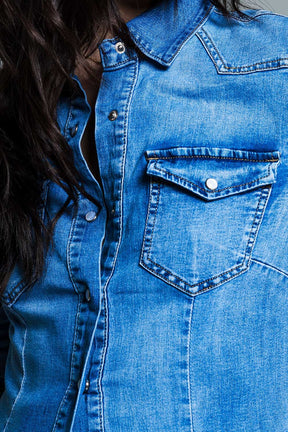 Camicia in denim lavaggio medio con tasche sul petto e bottoni a pressione