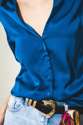 Camicia in raso con scollo V in blu elettrico