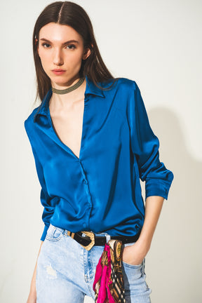 Camicia in raso con scollo V in blu elettrico