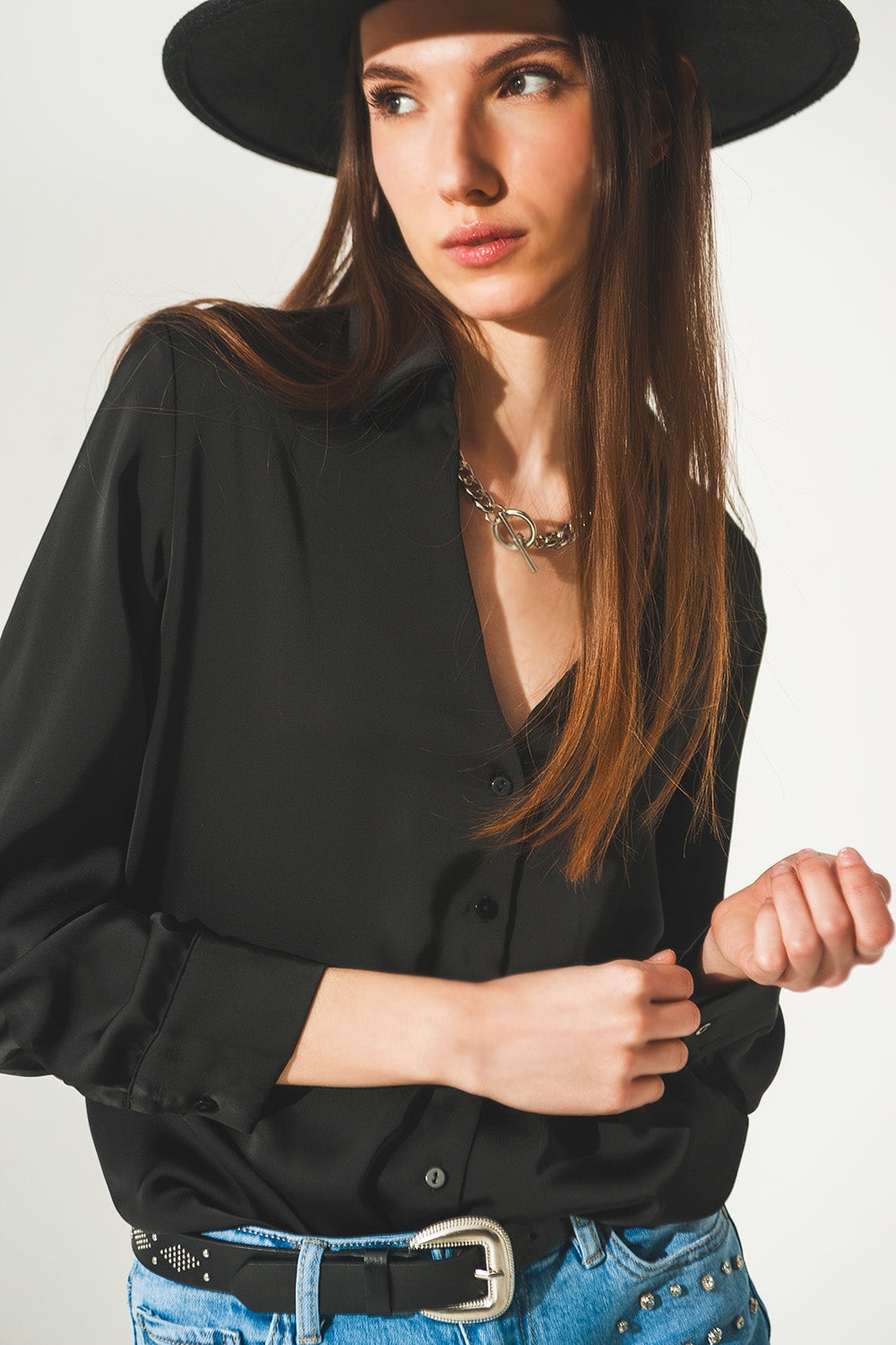 Camicia in raso con scollo V in nero