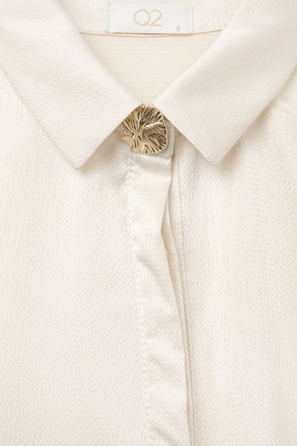 Camicia in raso testurizzato color crema