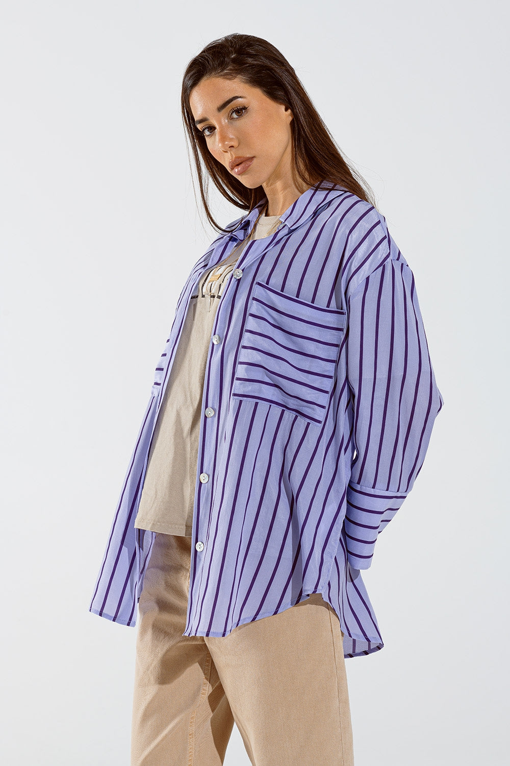 Camicia lavanda con strisce viola e tasche sul petto