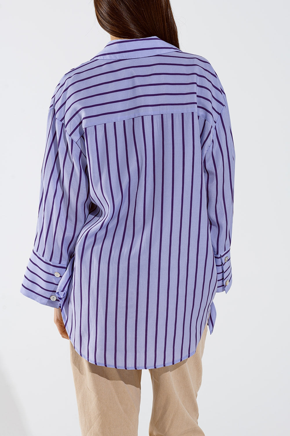 Camicia lavanda con strisce viola e tasche sul petto