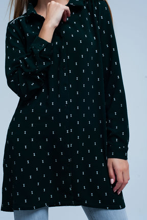 Camicia lunga verde con motivo d'argento