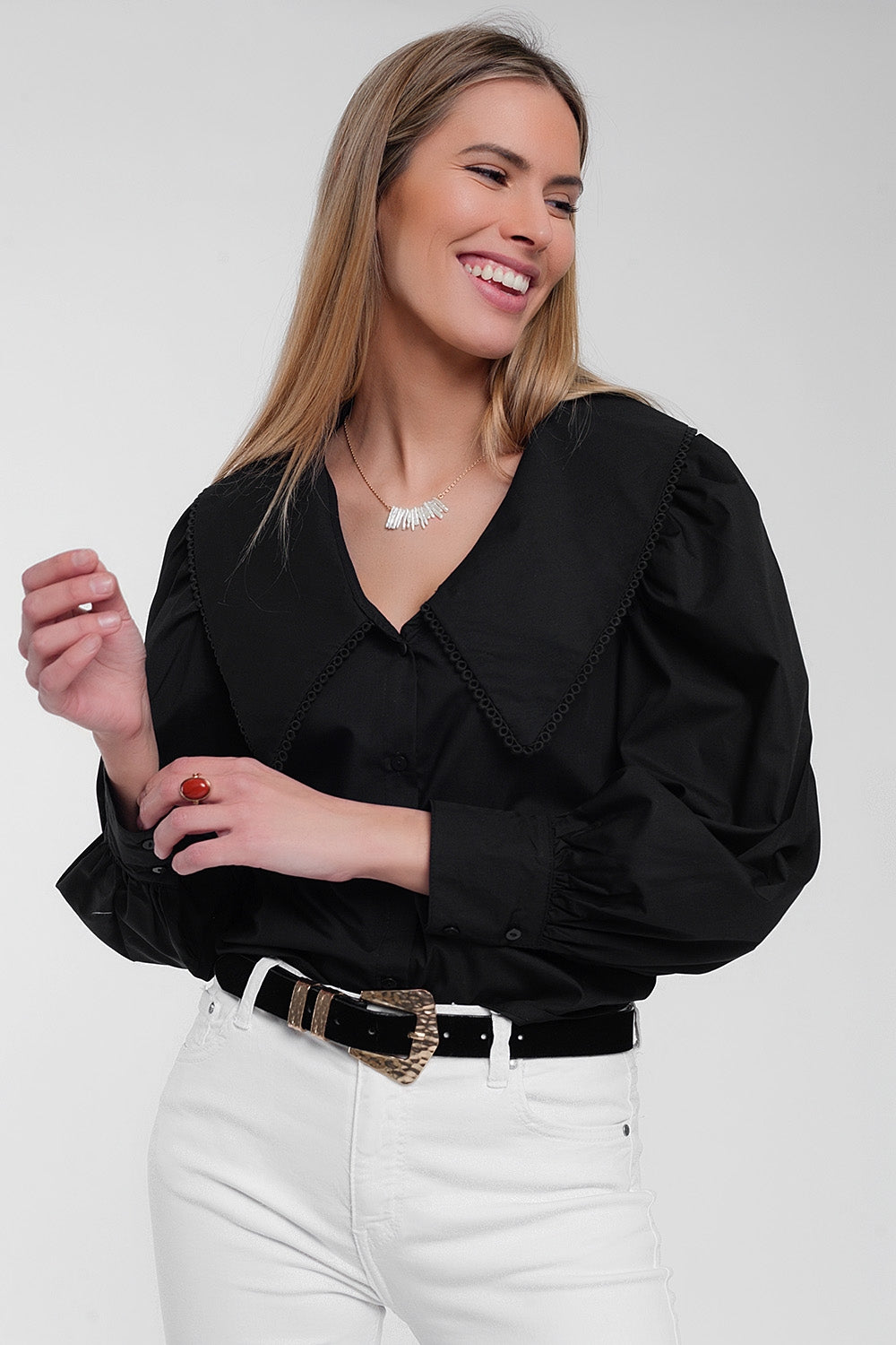 Q2 Camicia nera con collo extra large