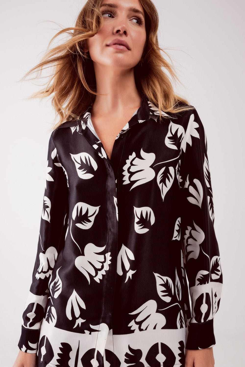 Camicia nera con stampa a fiori