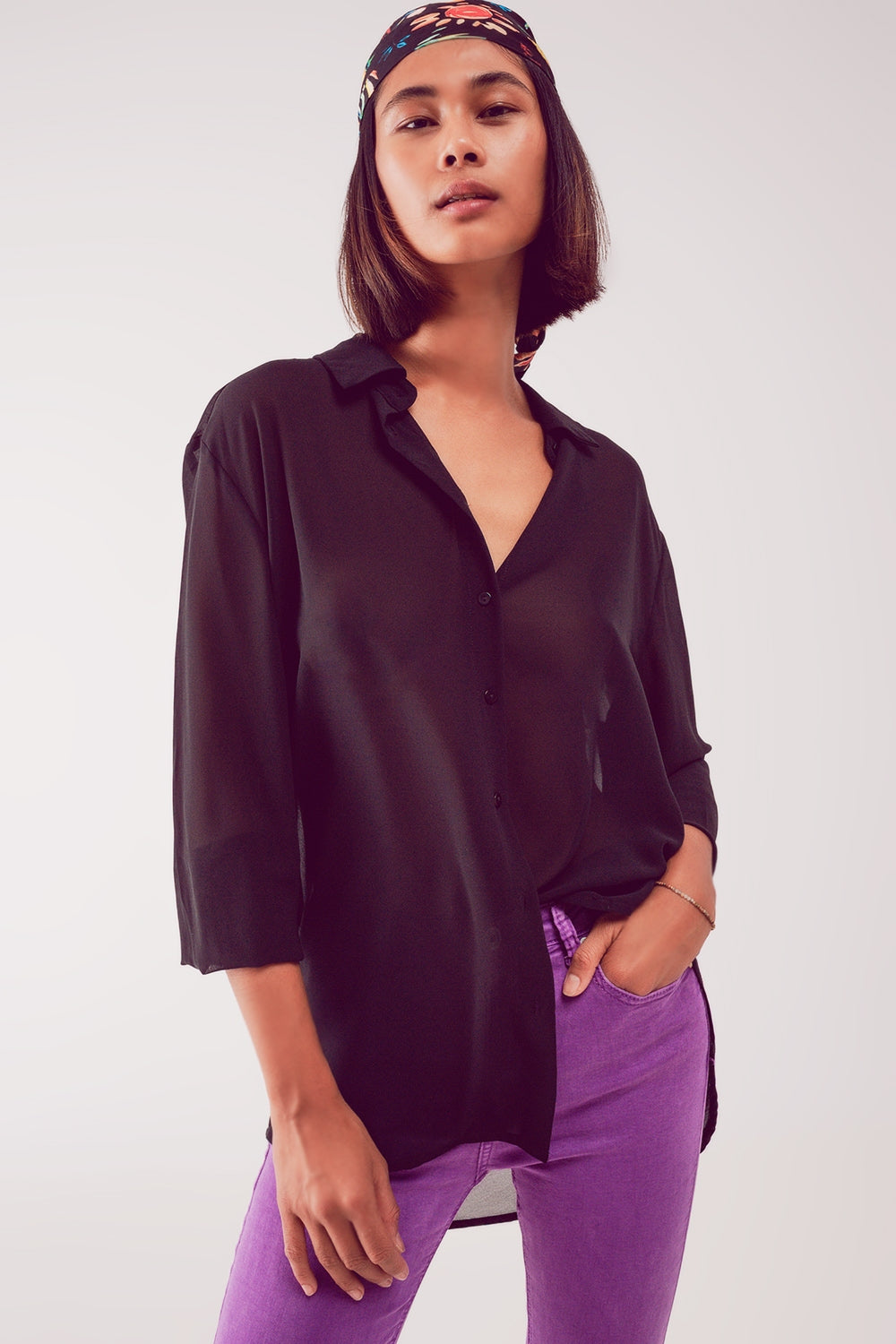 Q2 Camicia nera in chiffon trasparente