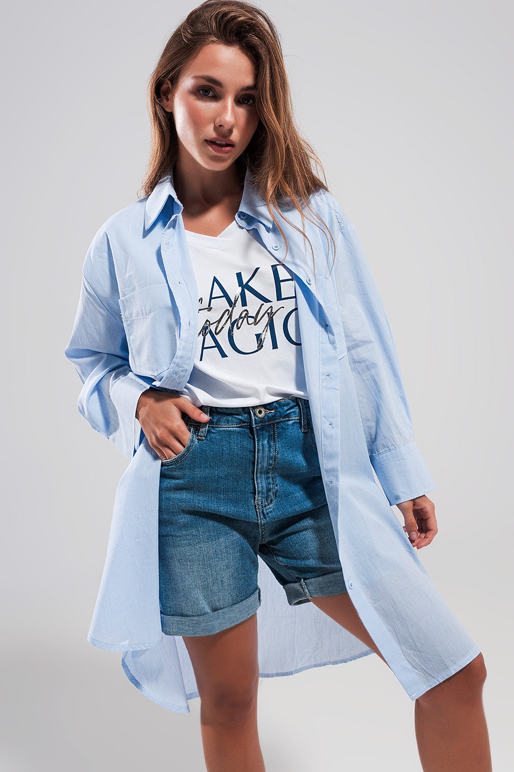 Q2 Camicia oversize in cotone azzurra