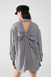 Q2 Camicia oversize in percalle con dettaglio a fiocco in bianco e nero