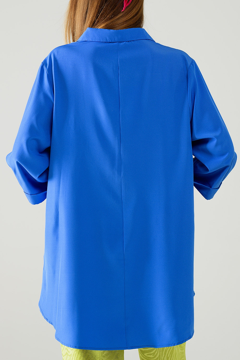 Camicia realizzata in tessuto molto morbido e leggero di colore blu elettrico