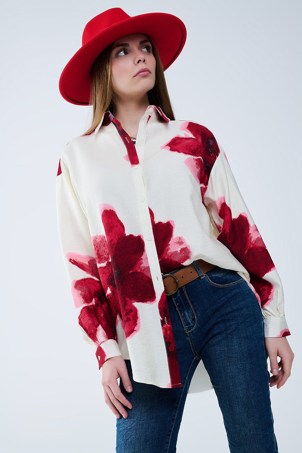 Camicia rilassata beige con stampa a fiori tropicali rossi in rosso