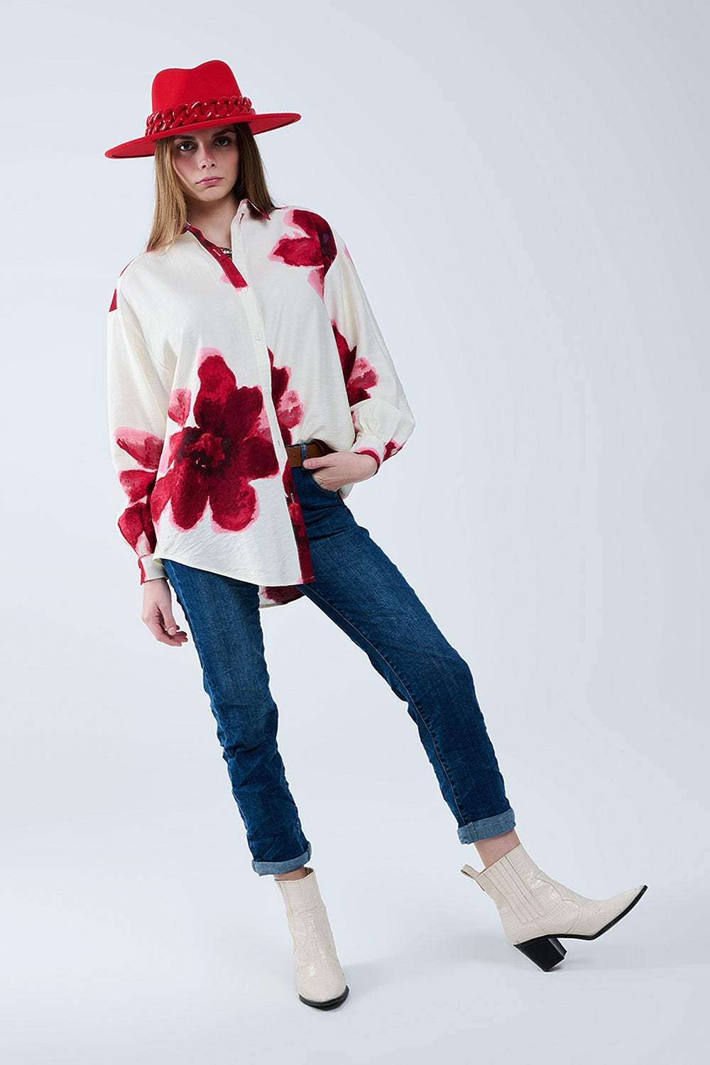 Camicia rilassata beige con stampa a fiori tropicali rossi in rosso