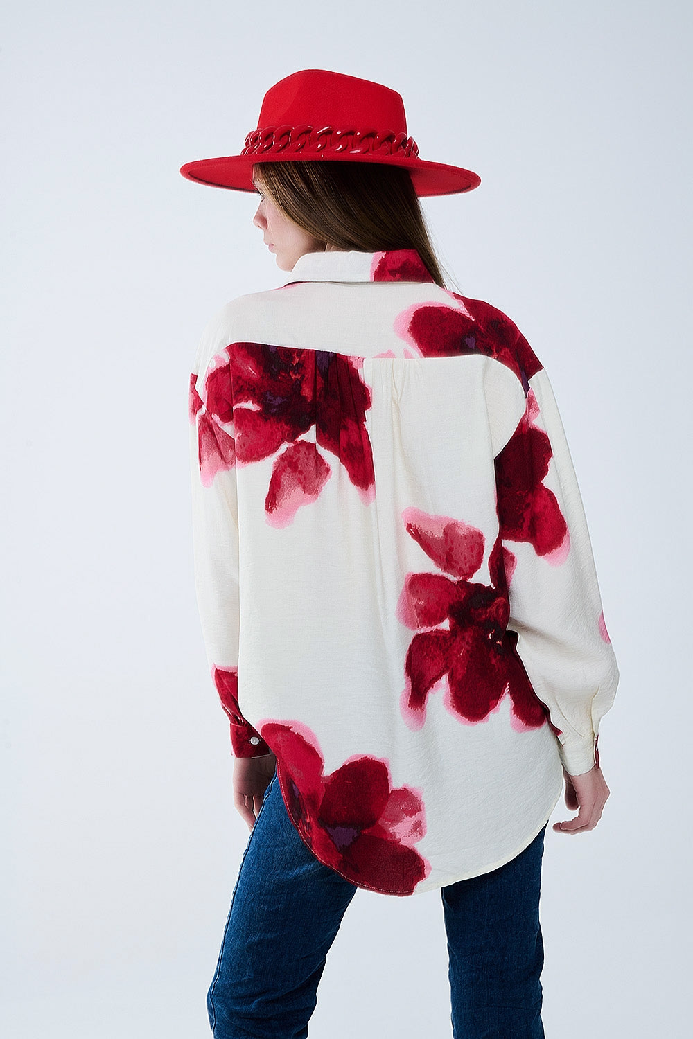 Camicia rilassata beige con stampa a fiori tropicali rossi in rosso