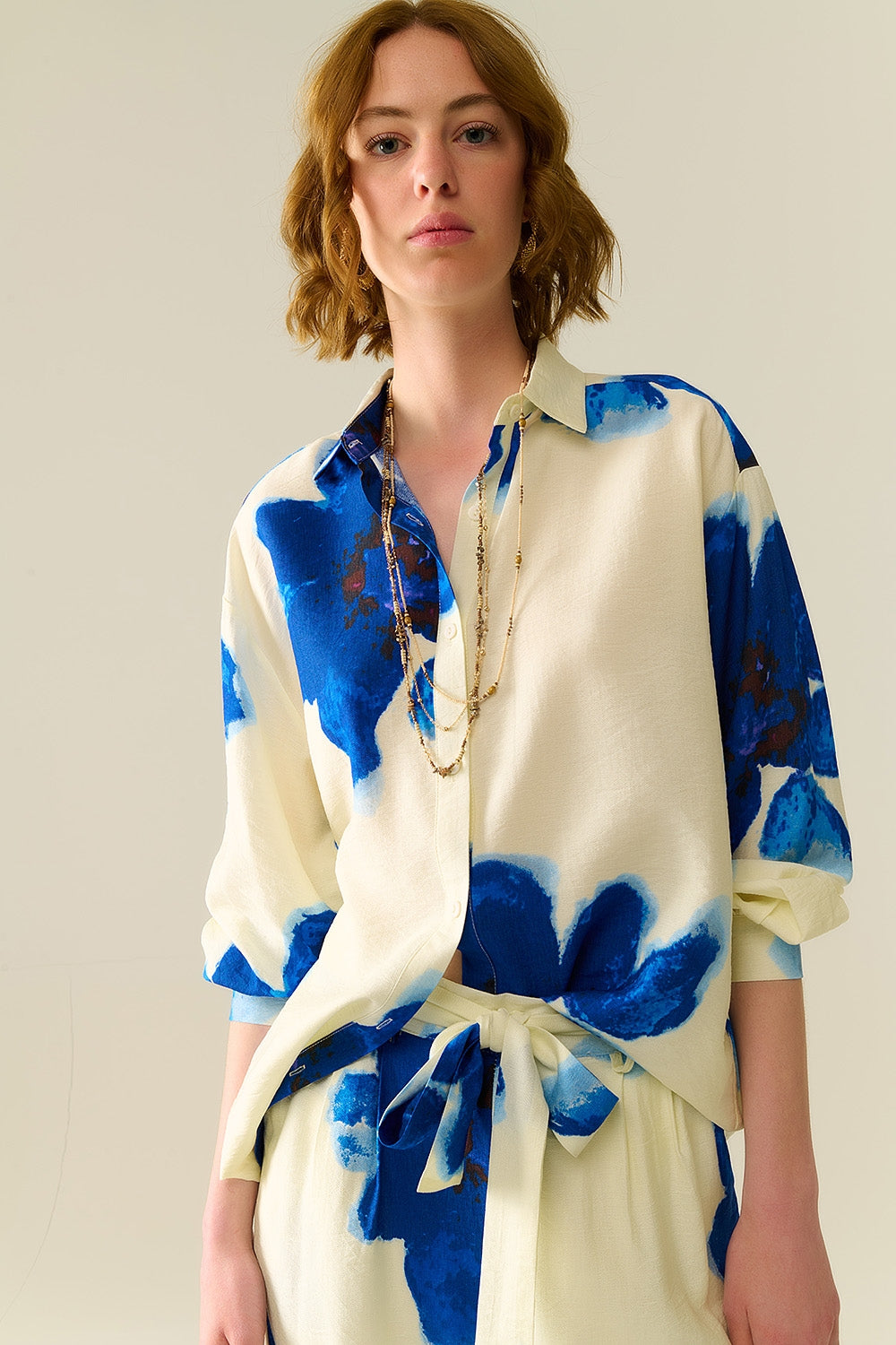 Q2 Camicia rilassata bianca con stampa floreale tropicale blu