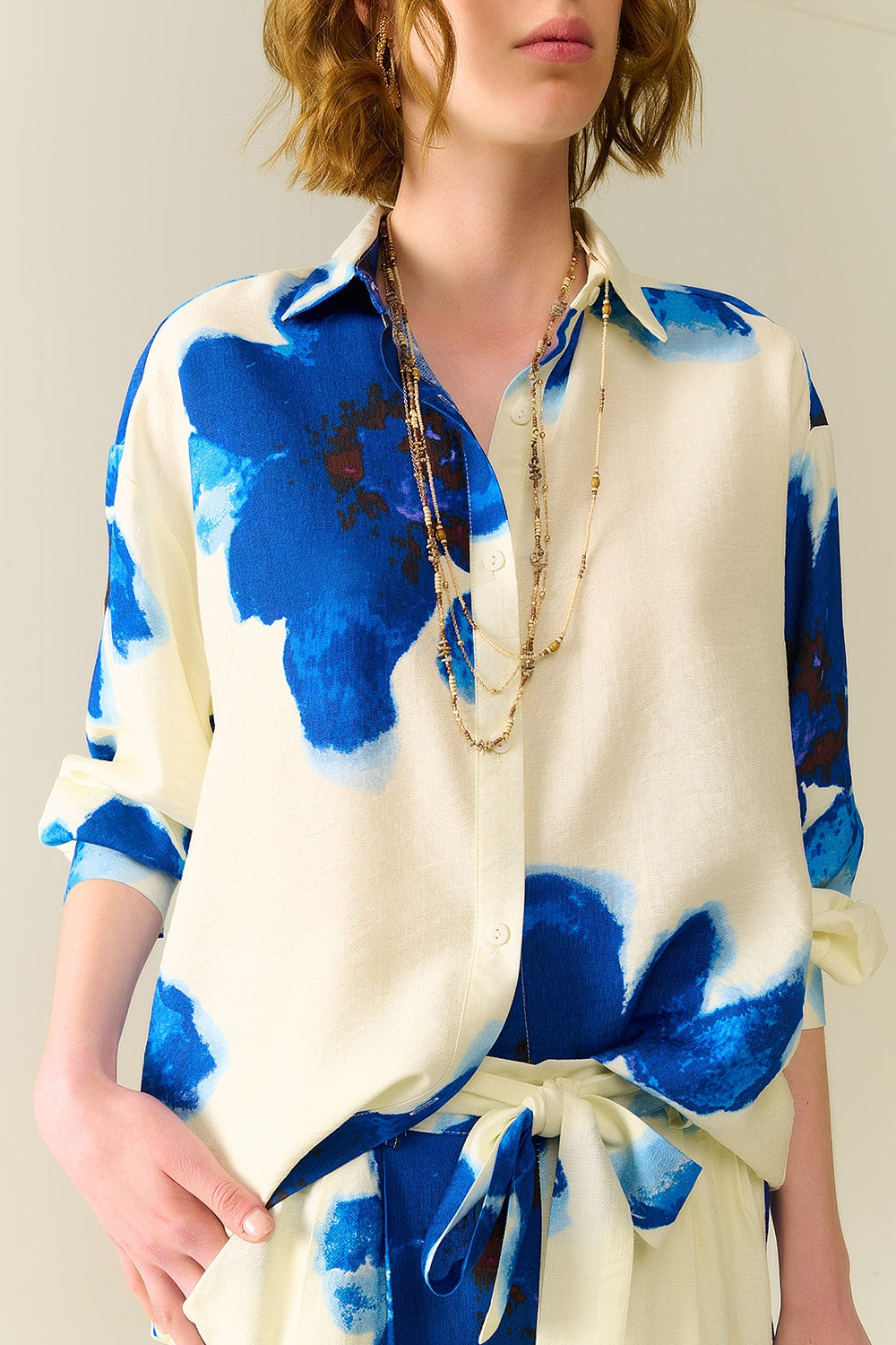 Camicia rilassata bianca con stampa floreale tropicale blu