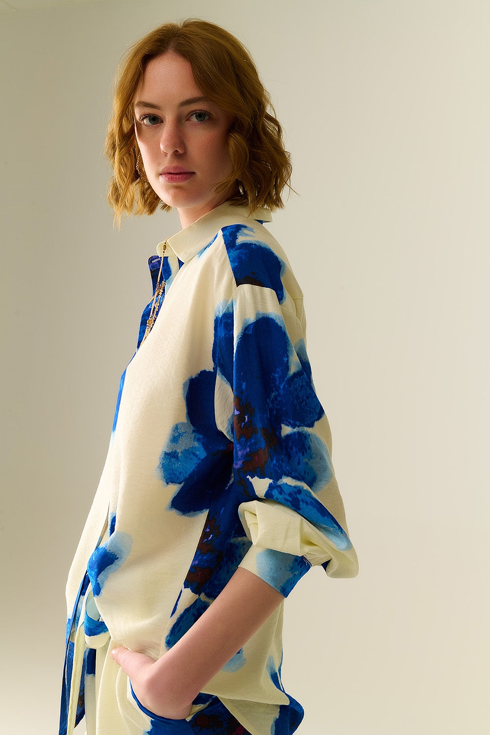Camicia rilassata bianca con stampa floreale tropicale blu