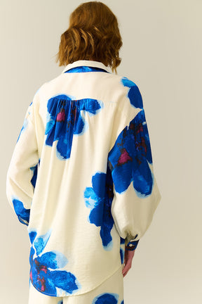 Camicia rilassata bianca con stampa floreale tropicale blu