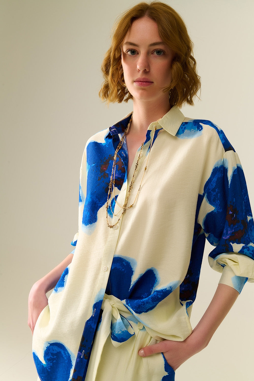 Camicia rilassata bianca con stampa floreale tropicale blu