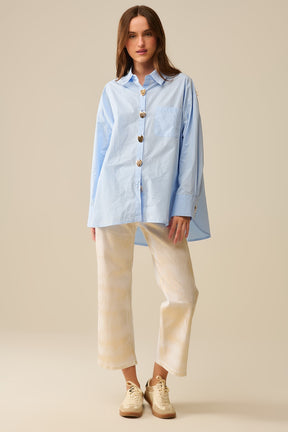 Camicia rilassata in popeline con bottoni a cuore dorati in blu baby