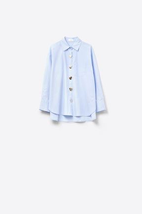 Camicia rilassata in popeline con bottoni a cuore dorati in blu baby