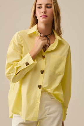 Q2 Camicia rilassata in popeline con bottoni a cuore dorati in giallo