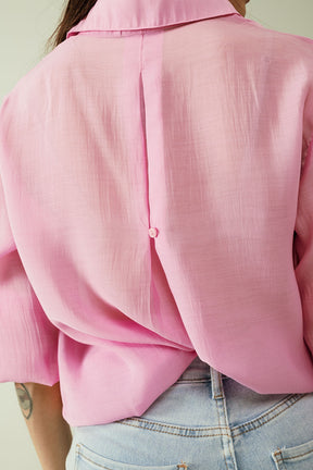 Camicia rosa con maniche lunghe e una tasca sul petto