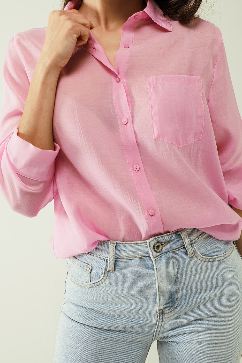 Camicia rosa con maniche lunghe e una tasca sul petto