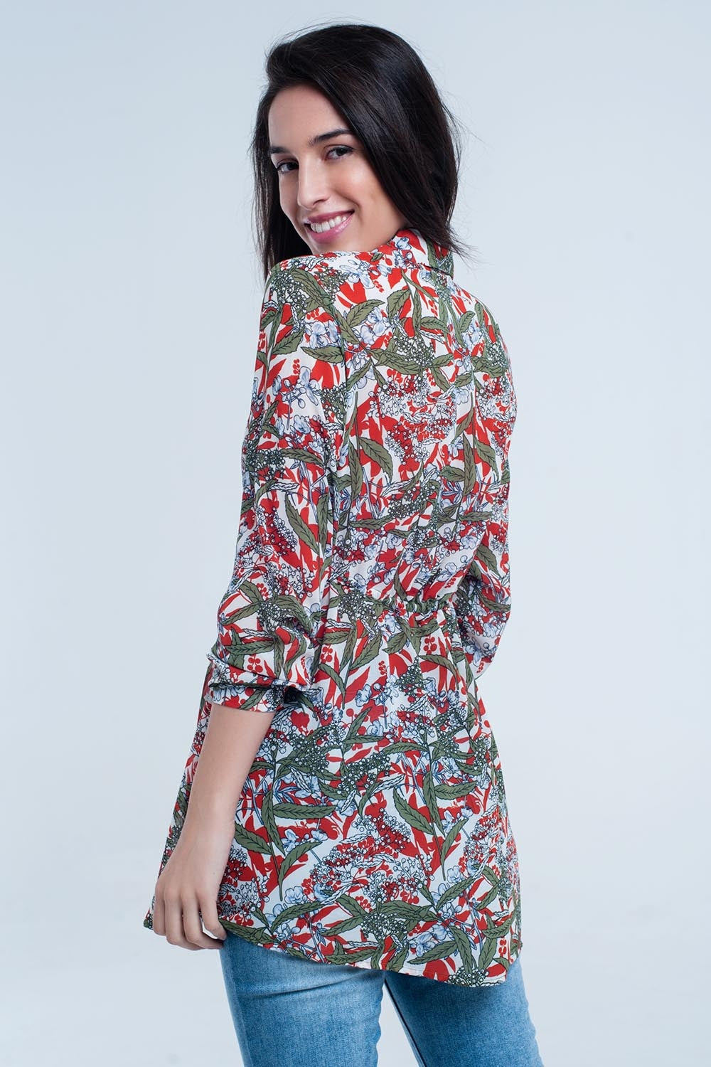 Camicia rossa con stampa di foglie e fiori