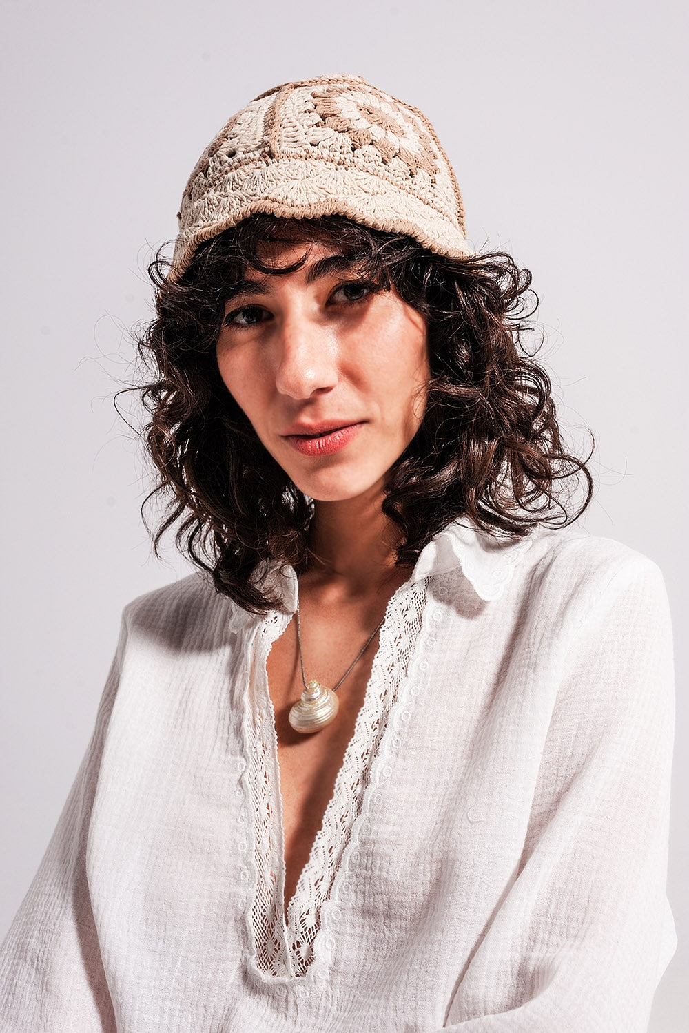 Q2 Cappello bucket all'uncinetto beige con margherite tono su tono