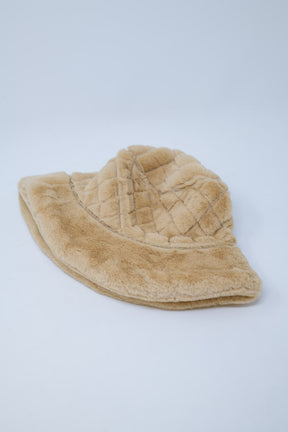 Cappello bucket trapuntato in ecopelliccia beige