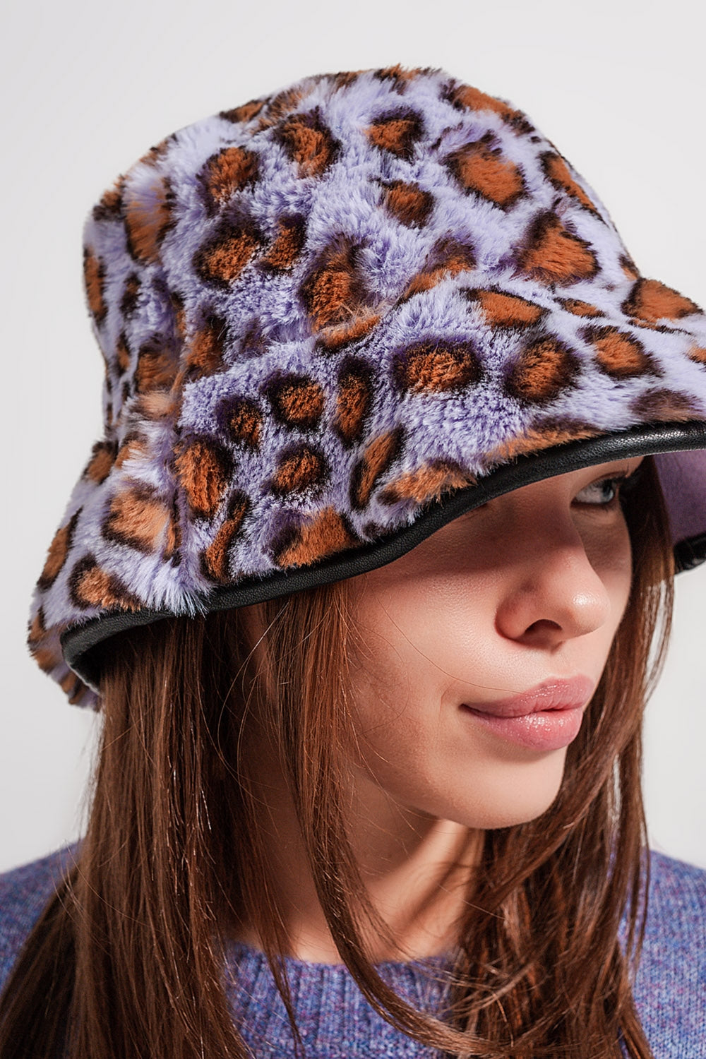 Cappello da pescatore fondo viola con stampa animalier